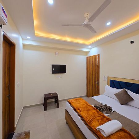 Hotel Blu Plaza 구르가온 외부 사진