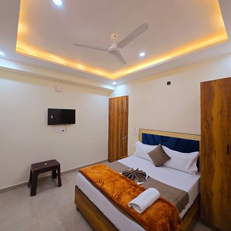 Hotel Blu Plaza 구르가온 외부 사진